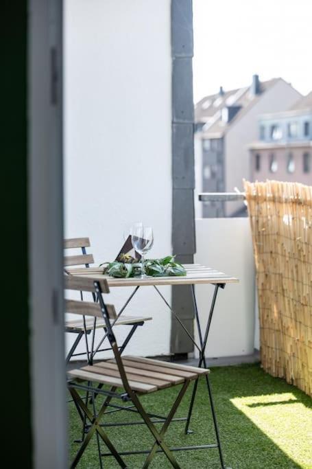 Nature Inspiration Apartment With Balcony & Grill Bbq In Duisburg Mitte Central Station 10 Mins & Big Tv With Photo Lights Exterior foto